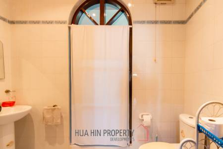 Large mansion with guest house and restaurant in Cha am city