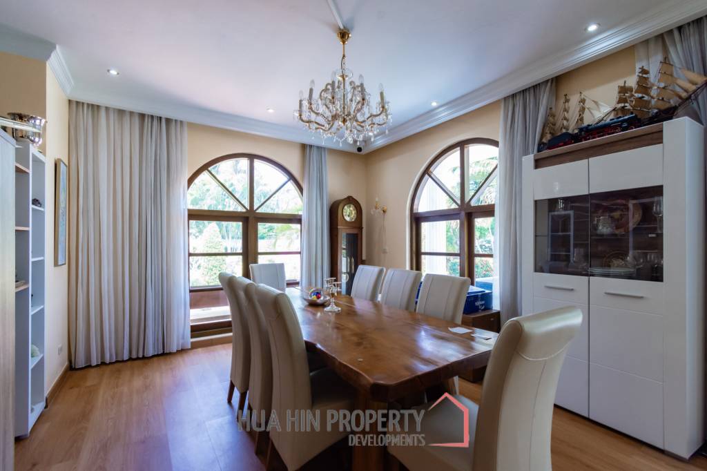 Large mansion with guest house and restaurant in Cha am city