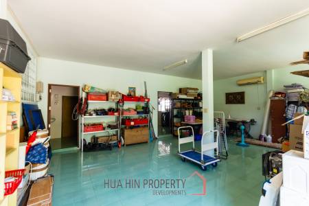 Large mansion with guest house and restaurant in Cha am city
