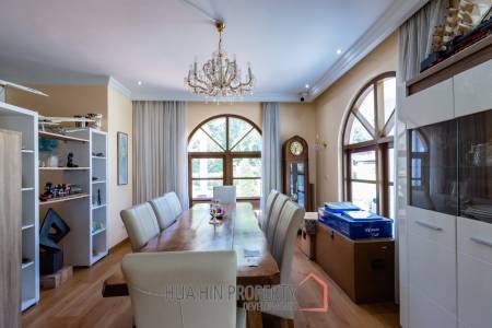 Large mansion with guest house and restaurant in Cha am city