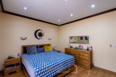 Large mansion with guest house and restaurant in Cha am city