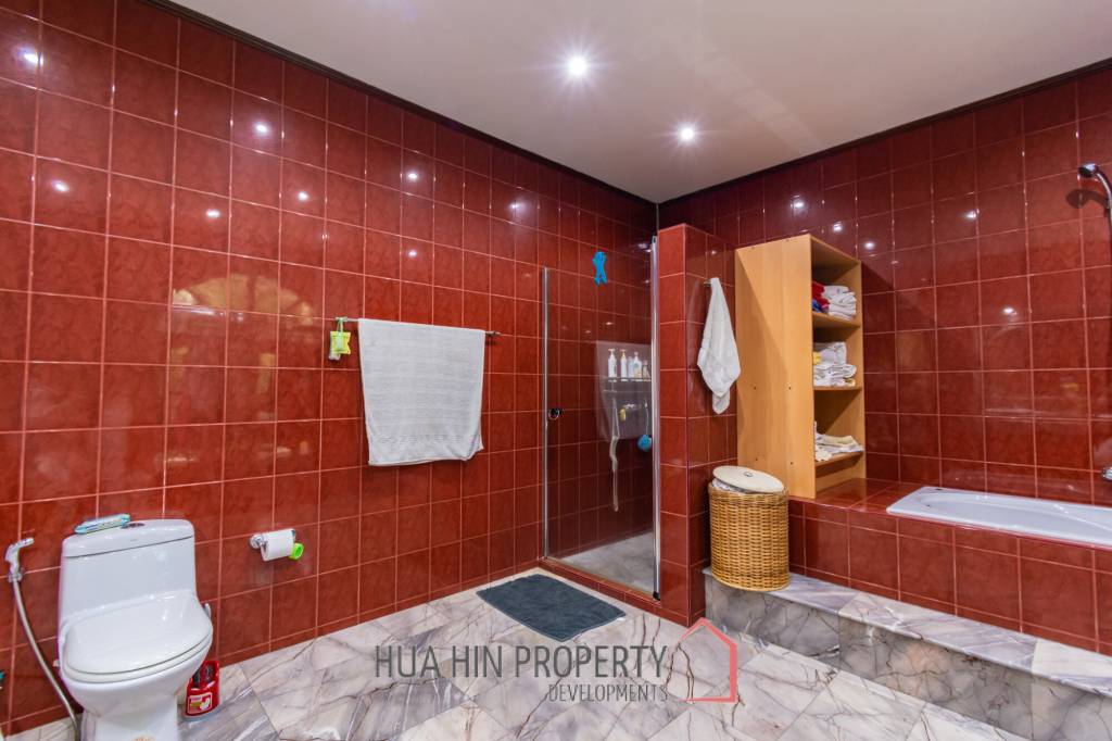 Large mansion with guest house and restaurant in Cha am city