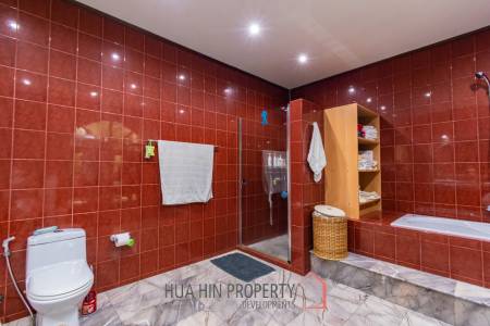 Large mansion with guest house and restaurant in Cha am city