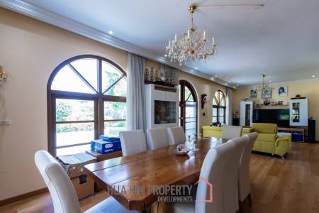 Large mansion with guest house and restaurant in Cha am city
