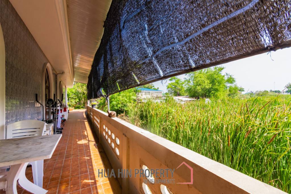 Large mansion with guest house and restaurant in Cha am city