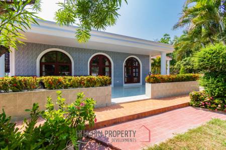 Large mansion with guest house and restaurant in Cha am city