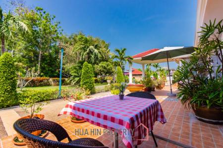 Large mansion with guest house and restaurant in Cha am city