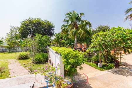 Large mansion with guest house and restaurant in Cha am city