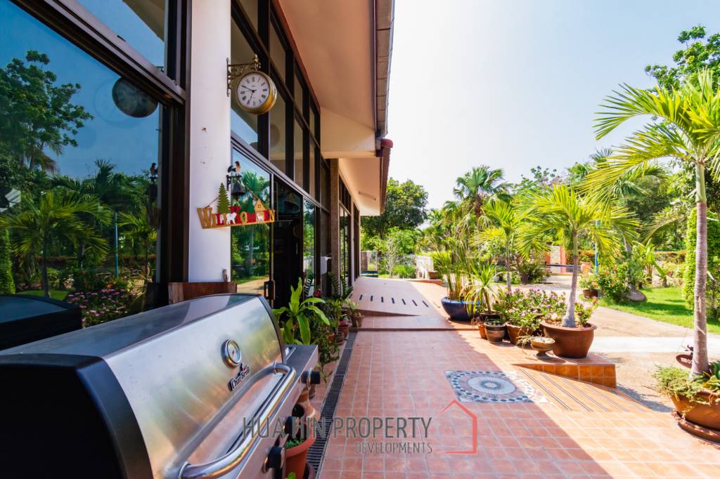 Large mansion with guest house and restaurant in Cha am city