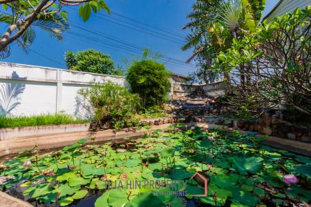 Large mansion with guest house and restaurant in Cha am city