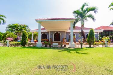Large mansion with guest house and restaurant in Cha am city