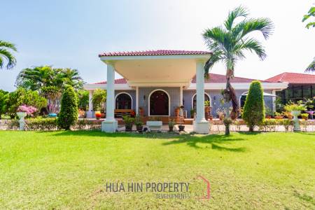 Large mansion with guest house and restaurant in Cha am city