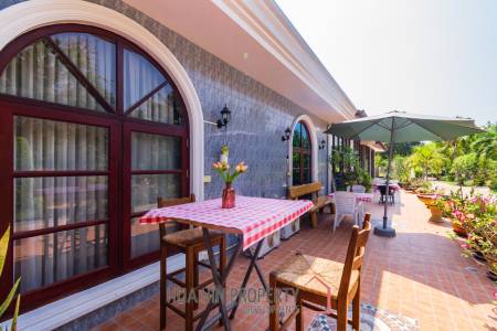 Large mansion with guest house and restaurant in Cha am city