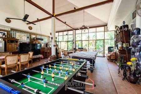 Large mansion with guest house and restaurant in Cha am city