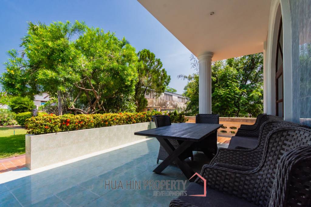 Large mansion with guest house and restaurant in Cha am city