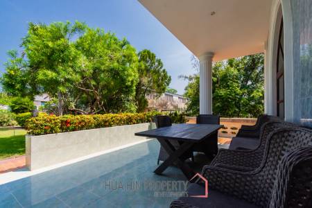 Large mansion with guest house and restaurant in Cha am city
