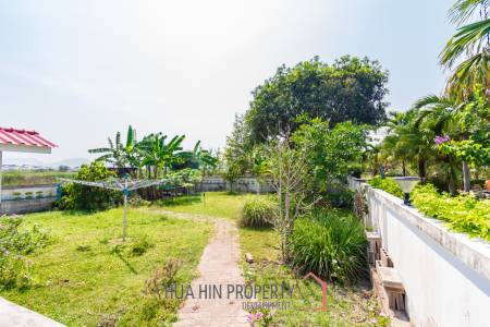 Large mansion with guest house and restaurant in Cha am city
