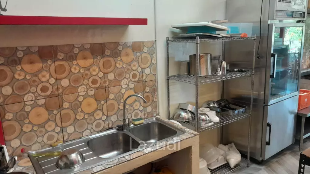 Restaurant with Freehold Land, 600m to the Beach