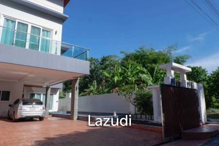 Large 4 Bedroom Villa with Private Pool