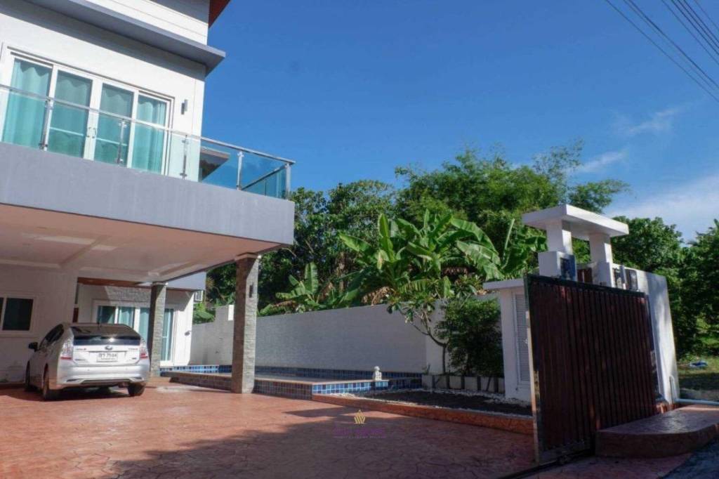 Large 4 Bedroom Villa with Private Pool