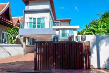 Large 4 Bedroom Villa with Private Pool