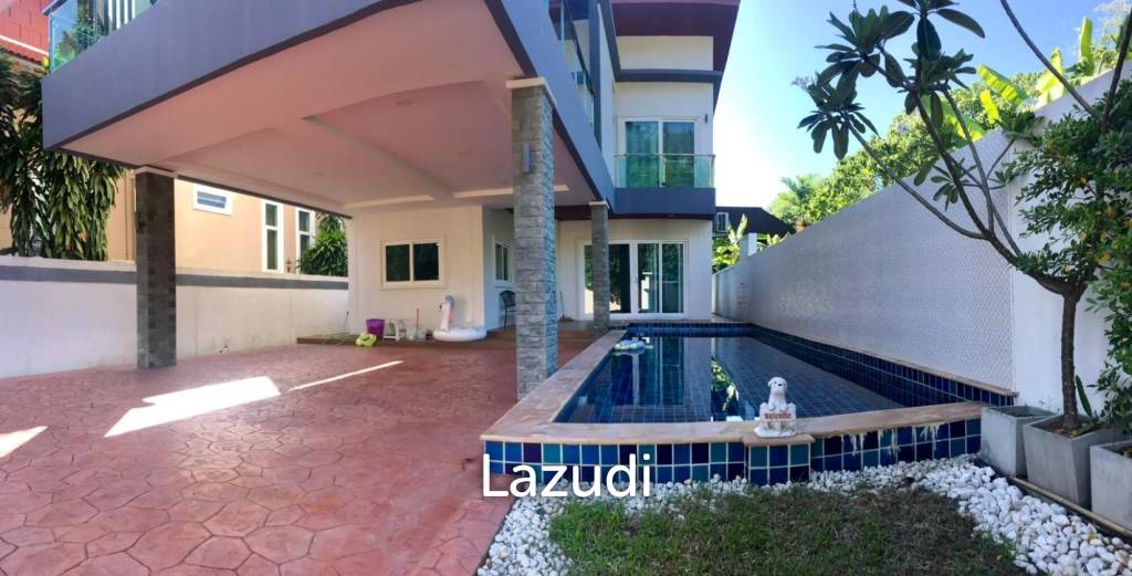 Large 4 Bedroom Villa with Private Pool