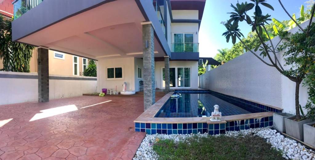 Large 4 Bedroom Villa with Private Pool