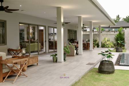 Spacious 4 Bedrooms Villa - Large Land Plot in Pasak Soi 4