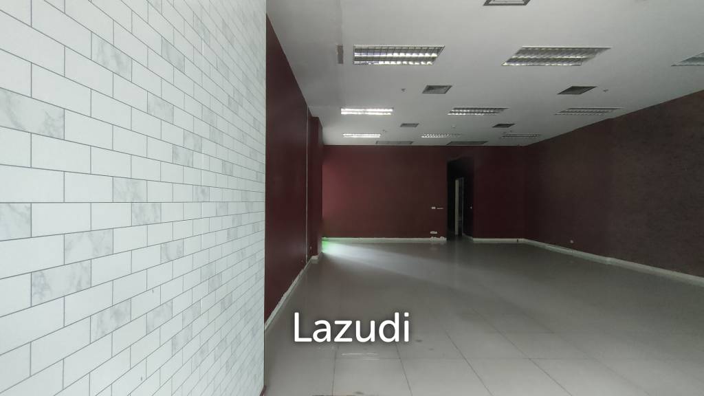 Retail Space for rent on Petchaburi Road