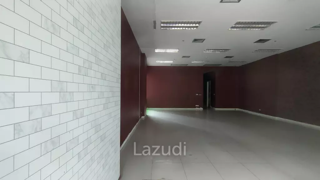Retail Space for rent on Petchaburi Road