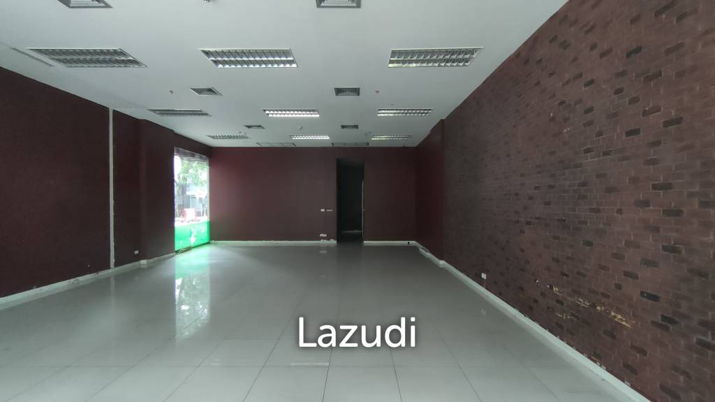 Retail Space for rent on Petchaburi Road