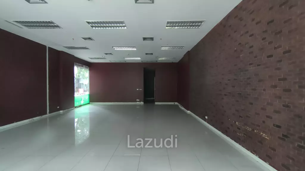 Retail Space for rent on Petchaburi Road