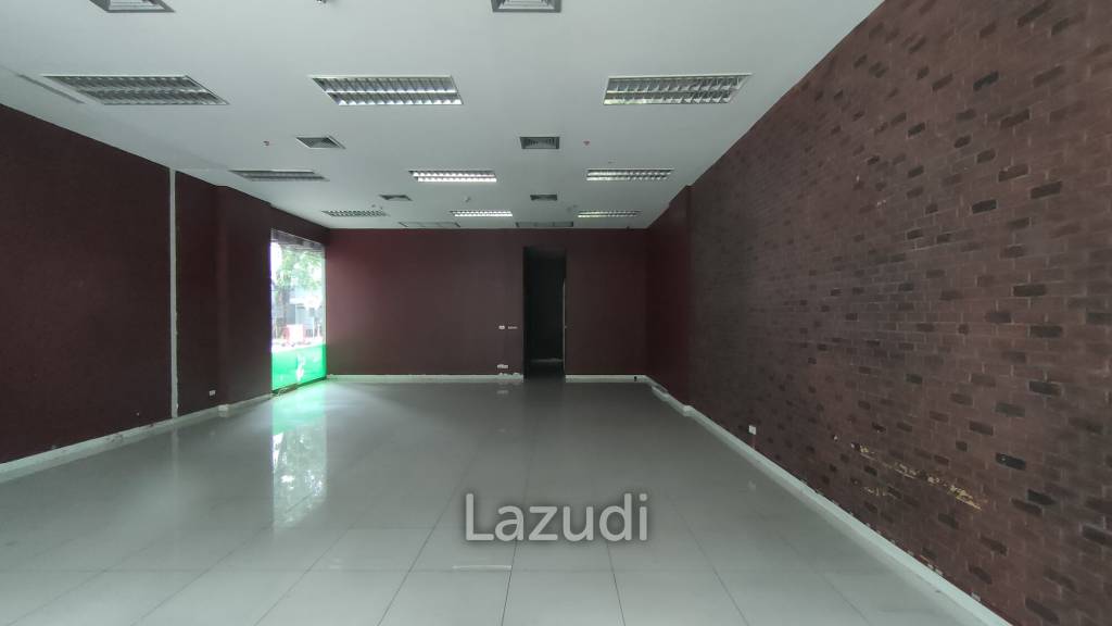 Retail Space for rent on Petchaburi Road