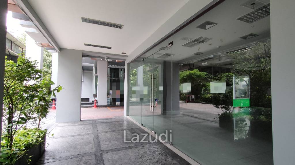 Retail Space for rent on Petchaburi Road