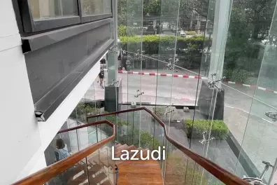 Premium Retail Space for sales facing Petchaburi road