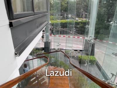 Premium Retail Space for sales facing Petchaburi road