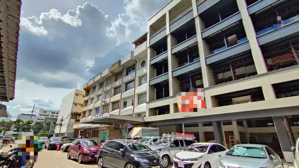 Newly Renovated Commercial Building in Ratchada 20