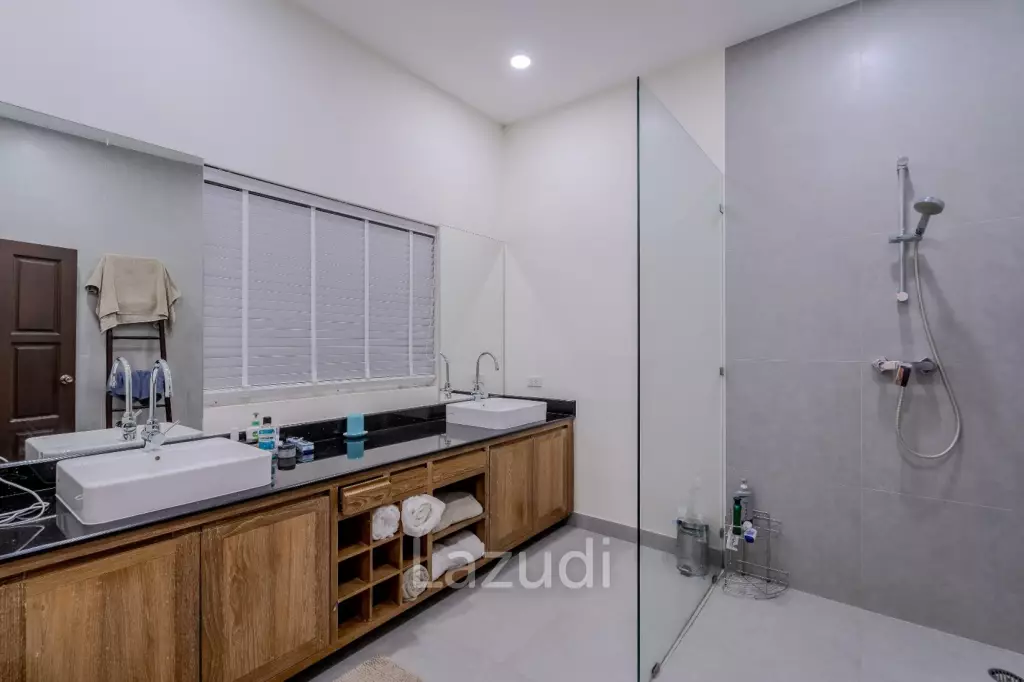 ORCHID PALM HOMES 1 : Large high quality 4 bed pool villa near town centre