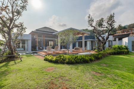 Luxurious 4-Bedroom Villa At Botanica Lakeside