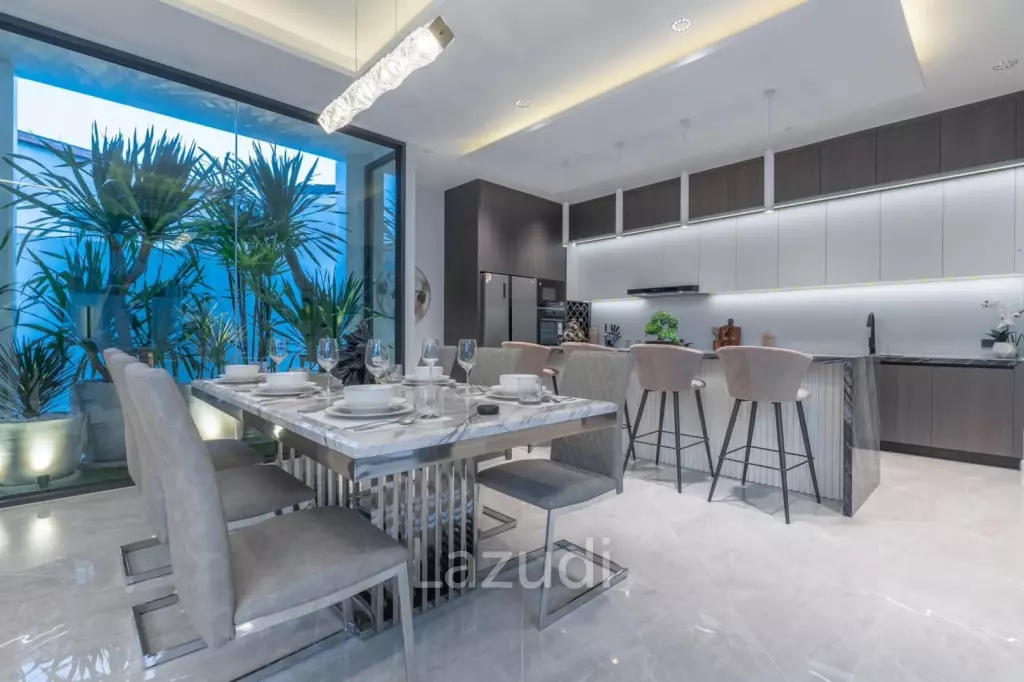 5 Beds 6 Baths 300 SQ.M.  Pool Villa in Jomtien