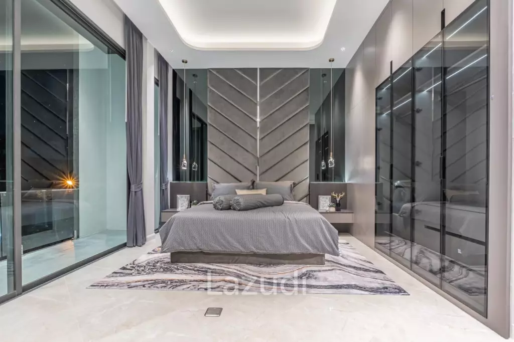 5 Beds 6 Baths 300 SQ.M.  Pool Villa in Jomtien