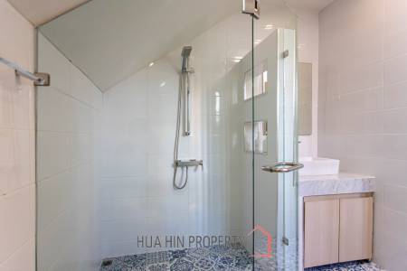 Baan Chaliang Lom: 3 Beds Beachfront Detached House