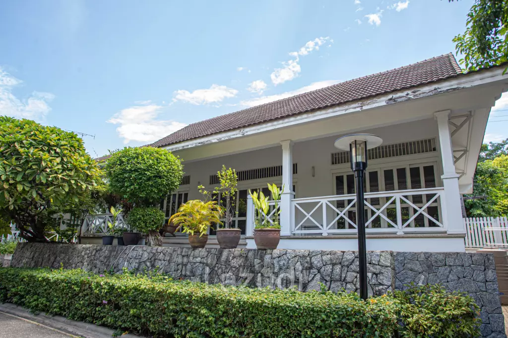 Baan Chaliang Lom: 3 Beds Beachfront Detached House