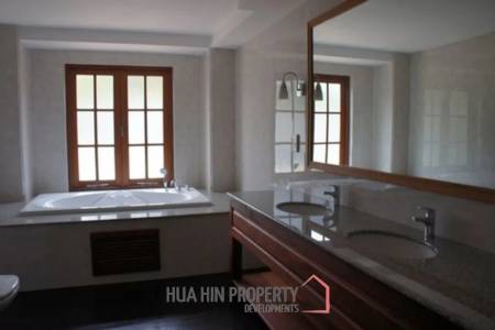 Large 10 Suite Property on a Golf Course ideal for use as a Resort.
