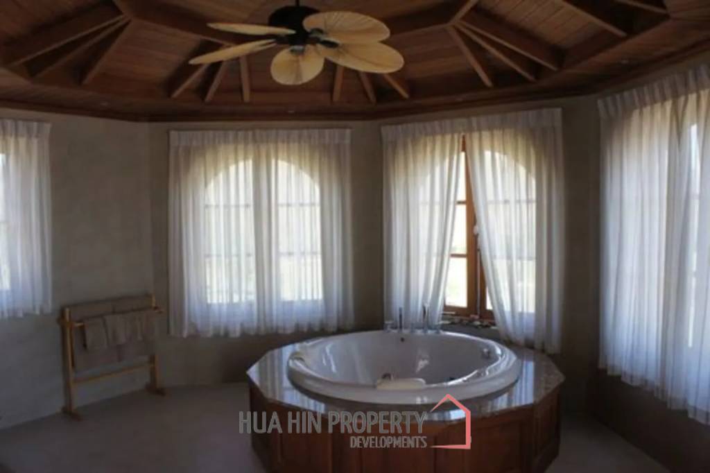 Large 10 Suite Property on a Golf Course ideal for use as a Resort.