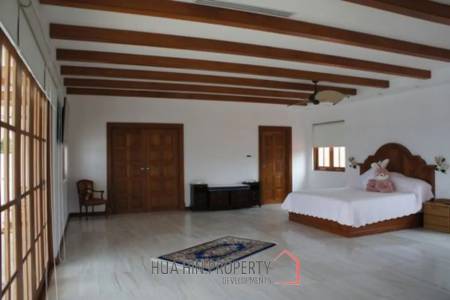 Large 10 Suite Property on a Golf Course ideal for use as a Resort.