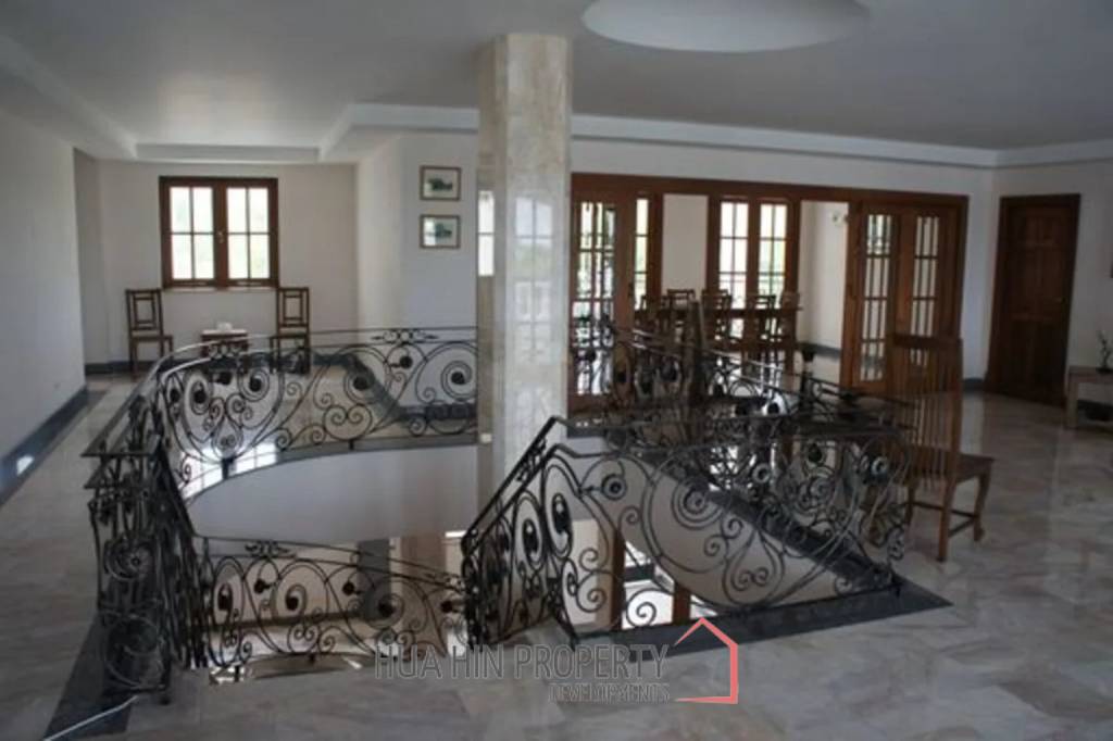Large 10 Suite Property on a Golf Course ideal for use as a Resort.