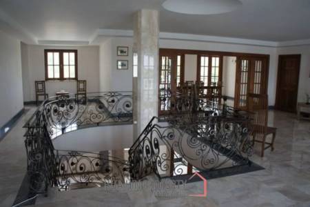 Large 10 Suite Property on a Golf Course ideal for use as a Resort.