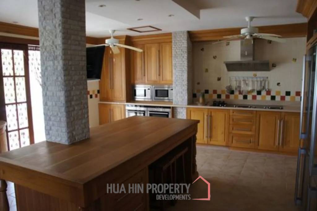 Large 10 Suite Property on a Golf Course ideal for use as a Resort.