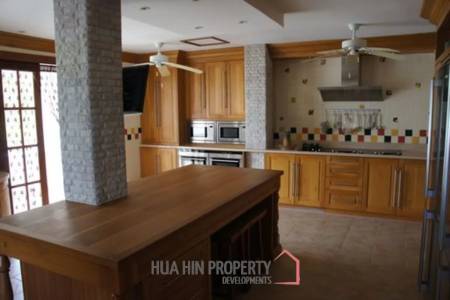 Large 10 Suite Property on a Golf Course ideal for use as a Resort.